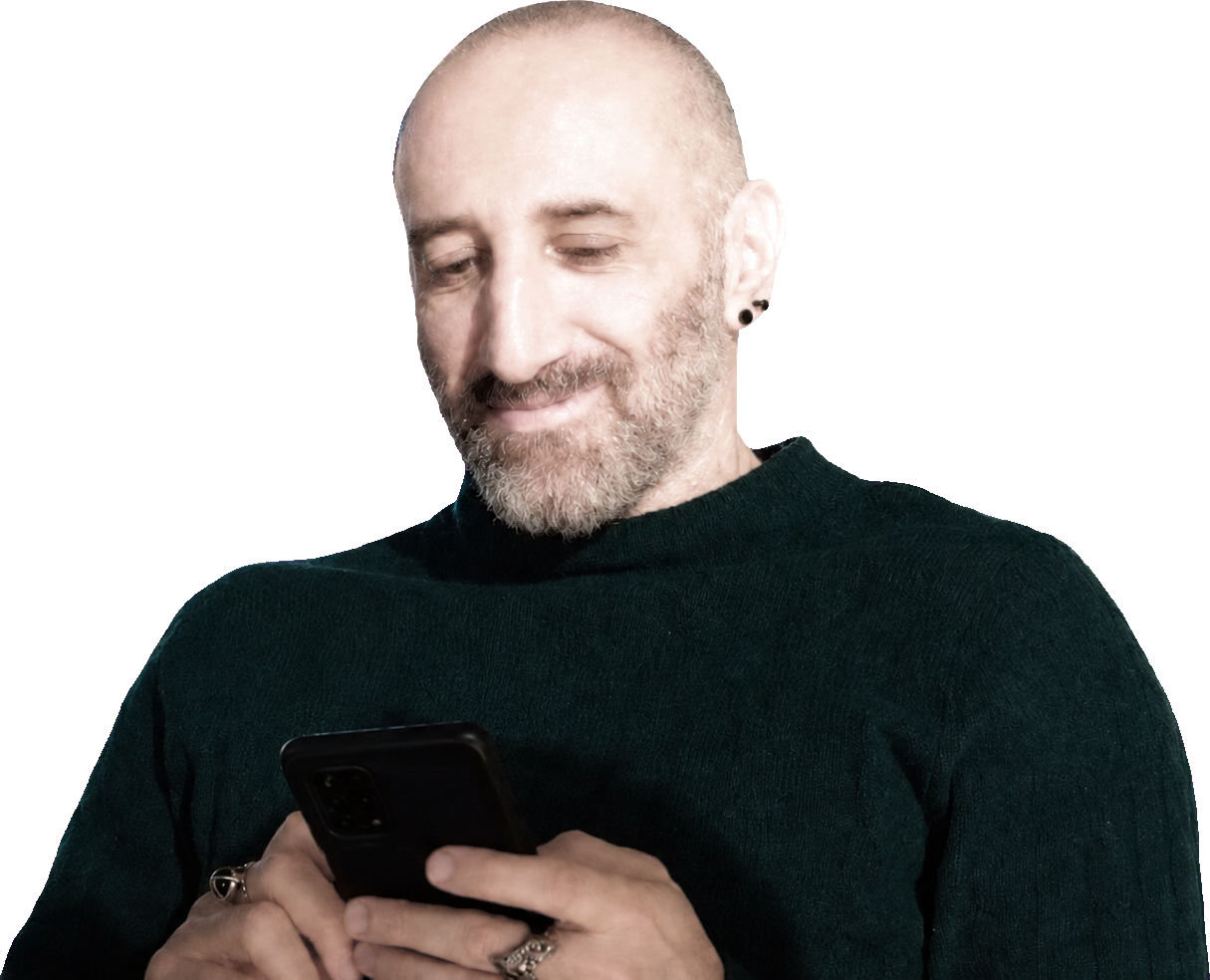 Luigi Vergallo mentre guarda il telefono